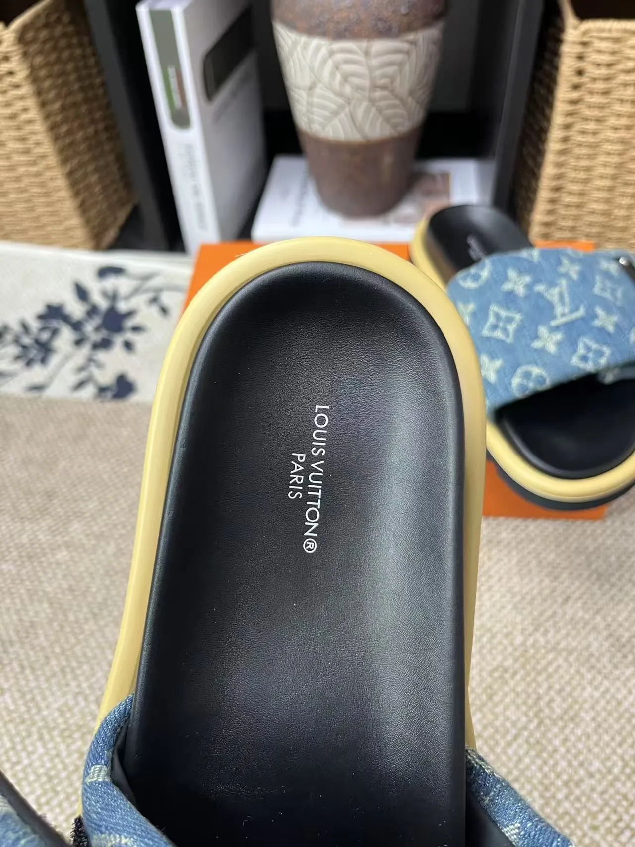 P340 yuan LV Louis Vuitton Full of high-end feel! A popular model among bloggers at home and abroad, it’s retro and fashionable, and looks stunning on your feet! Mainly recommended model on the official website★ ━━━━━ ЅᏇєєt ━━━━━ ▪️Upper: original calfskin ➕5D printing process ▪️Inner: imported mixed sheepskin ▪️Outsole: original molded foam outsole ▪️Size: Female 35-40 Men's 39-44 (women's 41 men's 45)